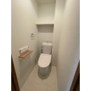 壁・床を白で統一することで、清潔感があふれ出るトイレが完成しました。
今回、LIXIL「アメージュ」を採用させていただきました。