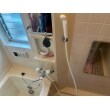 「シャワーも調子が悪くて・・・」とのことで浴室のシャワー水栓も一緒に交換しました。
“ついで”の工事は費用を抑えることができます。
