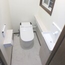 タンクレストイレで圧迫感を無くし、ドア付近に手洗い器を持ってきたことで、使いやすいトイレになりました。