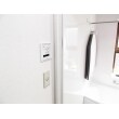 バスルーム内、壁には浴槽のフタがかけられます。
ドアのすぐそばに浴室暖房機のスイッチです。