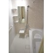 浴室をすっぽり包む、天井・壁・床の保温材と、お湯が冷めにくいサーモバスSで温かなお風呂に。