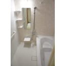 浴室をすっぽり包む、天井・壁・床の保温材と、お湯が冷めにくいサーモバスSで温かなお風呂に。