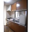 【施工前】ワークトップの上に食洗機がのっており、調理スペースが狭くなっていました。