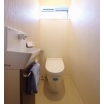 トイレ　～二世帯で暮らすシンプルモダンのリノベーション住宅 