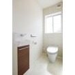 壁面にはモザイクタイル調のクロスを貼り、シンプルな中にも華やかさを！
コフレルスリム（壁付手洗器・収納）採用で、狭いトイレ空間を活用しコンパクトに掃除用具を収納。