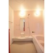 0.75坪から1.25坪に改装したお風呂。機器はハウステックのフェリテ。ピンクのアクセントパネルが暖かい空間にしてくれています。