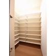 収納内部に可動式の棚板を多く設置し、収納量を抜群に。