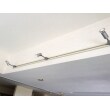リビングの天井の梁に、スポットライト用のレールを設置しました。
ライトの向きで間接照明にも使えます。