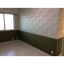 花柄の壁紙のグリーンと腰壁の壁紙のモスグリーンがとても良く合っていて
ゆっくり寛げる寝室となりました。