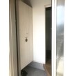 収納は玄関ホールの扉、洗面所、トイレの扉と同じダイケン「ハピア」で統一してスッキリと明るく見えます。