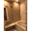 ユニットバス： タカラ「伸びの美浴室ハイグレード」　１４１８サイズ
浴槽 ： 鋳物ホーロー浴槽（高断熱浴槽） (プレシャスホワイト）
床 ： キープクリーンフロア（プレミアムクラス・グランホワイト）
