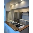 対面式のオープンなキッチンと造作の木製可動棚でマンション特有の梁があっても使いやすくおしゃれな空間になりました。