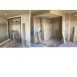 左写真 ： 押入れをＯＰＥＮ収納に変更中
右写真 ： キッチンの吊戸棚や壁を撤去中