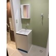 圧迫感のあった洗面室。コンパクトなデザインの洗面台に変えました。白とグリーンの壁紙がおしゃれです。