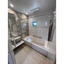 浴室乾燥機も備わり､エコ住宅設備のTOTOサザナHTシリーズのユニットバスを使用。
ダウンライトでモダンな空間になり、明るさの中に温かみを感じる広々とした浴室が完成しました。