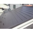 築30年以上の屋根瓦を、撤去し、軽量、耐震性、耐久性に優れた金属屋根に葺き替えました。
使用材料は、ニチハの横暖ルーフSです。