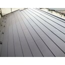 屋根の老朽化が酷く、葺き替えになりました。
ニチハの横暖ルーフＳを使用。
この商品は、高い耐震、遮音性能を持ち、超高耐候の「フッ素鋼板」を使用しています。