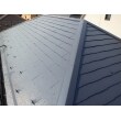 屋根塗装工事に使う塗料に、遮熱機能を保持することができる「フッ素樹脂」の塗料を使用しました。
屋根への蓄熱を抑制する作用があり、さらに耐候性能にも優れてる塗料となっています。
夏場の暑さ対策、電気代などの省エネも期待できます。