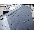 金属屋根カバー工法です。カバー工法なので、屋根の廃材も大幅カット、コストダウンにも。
台風、雨風、外気から家を守るため良質な材料でしっかり施工。
とても耐久性能に優れた金属屋根です。