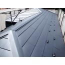 金属屋根カバー工法です。カバー工法なので、屋根の廃材も大幅カット、コストダウンにも。
台風、雨風、外気から家を守るため良質な材料でしっかり施工。
とても耐久性能に優れた金属屋根です。