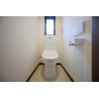 1階、2階ともに、TOTO「ウォシュレット一体型トイレ手洗付　ZR1リモデル」を使用。 
白をベースにシンプルで清潔感のあるレストルームです。お手入れも楽なトイレです。