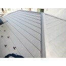 築25年のお宅です。既存の屋根の上に屋根材を施工する「カバー工法」になりました。
廃材が最小限になりますので、コストも抑えられます。
耐久性能に優れた金属性の屋根材を使用しました。