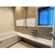 在来工法の浴室からユニットバスにリフォームしました。
1200×2400の大きな浴室です。
タカラオリジナルのピッタリサイズオーダーでどんなサイズの浴室にもぴったりです。
タカラのシステムバスは浴槽をまるごと保温材で包み込む「パーフェクト保温」で温かさがちがいます。また、汚れが落ちやすいのでお手入れが簡単でキレイが長続きします。
窓にはインプラスを施工して冬の寒さも安心です。