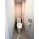 ピンクのアクセントクロスと床の色がマッチした明るいトイレになりました。