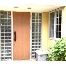 築20年の戸建てです。経年劣化の進んだ玄関ドアをリフォームしました。ダイノックシートを貼り新しいドアに生まれ変わりました。