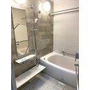 築19年のマンションの浴室リフォームです。
ベージュ系の色で統一された温かみのある浴室になりました。
ＴＯＴＯのマンションリモデルはお掃除ラクラクほっカラリ床で入った瞬間から心地よく親水パワーで掃除が楽です。