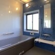 築５０年の戸建て住宅です。お客様のご希望のクリナップのユアシスです。色はカフェタイルブルーです。少し広くなった浴室でお気に入りの色に囲まれてバスタイムが楽しくなりそうです。