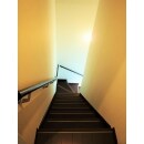 手すりを付け、階段の踏み面に滑り止め加工をし安全性を高めました！
階段部分には、蓄光材を使用しています。夜も足元で光を放出してくれるので段差がわかりやすく安心です！