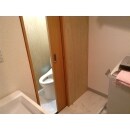 【After】
開き戸から引き戸へ替えたことでスペースがトイレ側も洗面所側も広く感じることができます。