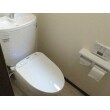 【After】(1階のトイレ)
上下階で種類の違うトイレを選択されました。
こちらはタンク上に手洗器のあるTOTOピュアレストEXです。すっきりとしたデザインでトイレ空間もキレイになりました。
