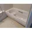 清潔感のある白いバスタブは、スッキリとした印象です。
浴槽内ステップがあり、出入りがしやすく、手すりもついて安心。機能も充実していますね。