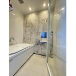 大理石調パネルと浮かせる収納で叶える、至福のバスタイム