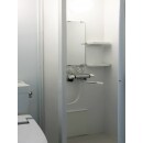 シャワーとトイレの間が扉で仕切られたタイプの2点ユニット。1人暮らしや学生さんにはとても好評です