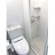 トイレとシャワーブースが折戸で間仕切るタイプのユニット