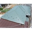 超高耐候の「フッ素樹脂遮熱鋼板」で塗膜変色・褪色保証20年対応品での葺き替えとトタン屋根塗装仕上げ