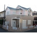 １階サイディングは日本ペイント㈱の高意匠サイディングボード用外壁保護ＵＶプロテクトクリヤーで保護と光沢を確保し、２階モルタル部分を日本ペイント㈱のファインＳｉで高耐候性を確保致しました
