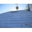 【施工途中】
高圧水洗浄で屋根をキレイにした後、パーフェクトクーラーサーフで下塗りした時の写真です。