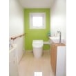 手前に手洗い器を設置することで、手洗いがしやすくなり、奥の壁のグリーンが印象的な温かみのある雰囲気になりました