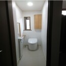 １階のトイレ
TOTOのネオレスト
手すり取り付け
段差解消　　扉は内開きから外開きに変更（安心のために）
