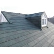 現状コロニアルの屋根の上から防水ルーフィングを敷き、ディプロマットの屋根材を葺きました。