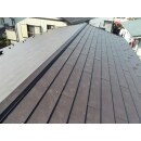 元の屋根の上に野地板合板・防水ルーフィングを張り、ガルバリウム鋼板屋根（ダンネツトップ8-1）を葺きました。