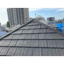 ひび割れの心配がなく耐久性の高い金属屋根（エコグラーニ）の施工例です。