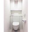 トイレは常にキレイにかつスタイリッシュにと便器そのものを浮いたタイプ使用に決め、掃除をしやすく。バック収納棚の面材は鏡面仕上げにデザイン・機能共に重視した空間に仕上がりました。
