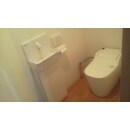 トイレと専用手洗いユニット（キャビネットタイプ）
内装はホワイト
クッションフロアーは木目調