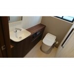 ウォールナットの落ち着いたトイレになりました