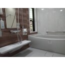 木目調のパネルが落ち着いた雰囲気の浴室です。
広々とした浴槽でゆったりとくつろぐことができそうです。